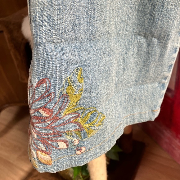 YOUNIQUE  distressed embroidered  front and back flare high waist - Picture 9 of 9